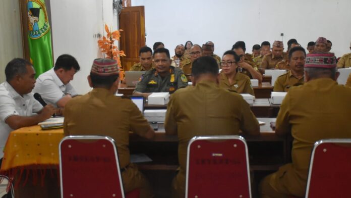 Bupati Edi saat memimpin rapat awal tahun 2025 (Foto : Tildis)