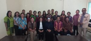 Vitis Rakhma Noviagama (tengah, duduk) bersama kepala Bappeda dan peserta Audiensi. (Foto : Ferdy Jemaun)