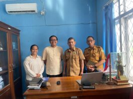 Rian Firmansyah (kedua dari kiri) bersama Kadis Kominfo, Paulus Setahu. (Foto : Ist.)