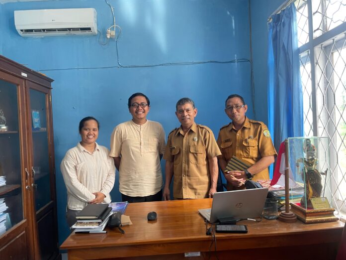 Rian Firmansyah (kedua dari kiri) bersama Kadis Kominfo, Paulus Setahu. (Foto : Ist.)