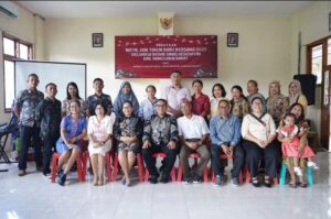 Kadis Ardianus (tengah) saat foto bersama dengan sejumlah Staf Dinkes. (Foto : Firman Dinkes)