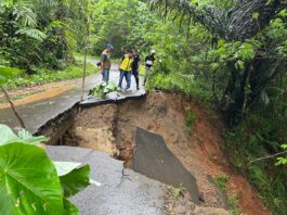 Kepala Dinas Bina Marga dan Kalak BPBD Mabar saat berada di lokasi longsor Wae Sipi. (Foto : Tim BPBD Mabar)