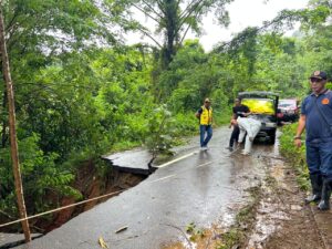 Kalak BPBD Mabar, Fridus Tobong dan tim BPBD Mabar saat berada di lokasi longsor. (Foto : Tim BPBD Mabar)