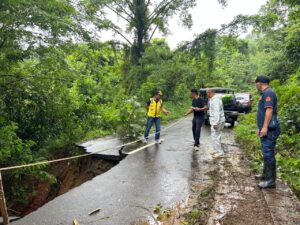 Kadis Bina Marga dan Kalak BPBD Mabar saat berada di lokasi longsor Wae Sipi. (Foto : Tim BPBD Mabar)