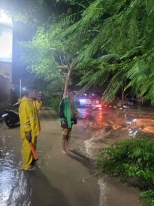 Camat Komodo, saat memantau banjir dalam kota Labuan Bajo. (Foto : Ist.) 