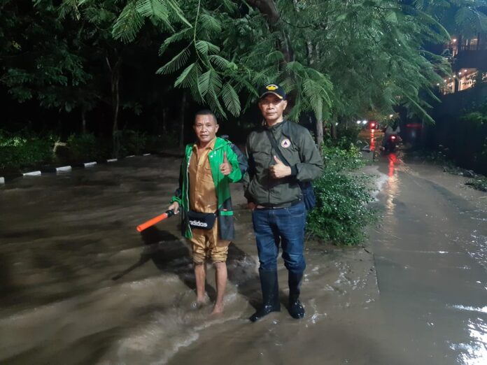 Kalak BPBD Mabar, Fridus Tobong (kanan) bersama Camat Komodo, saat memantau banjir dalam kota Labuan Bajo. (Foto : Ist.)