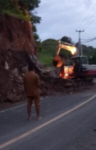 Kadis Bina Marga sedang mengawasi alat berat yang membersihkan material dari jalan pasca hujan. (Foto : Ist.)