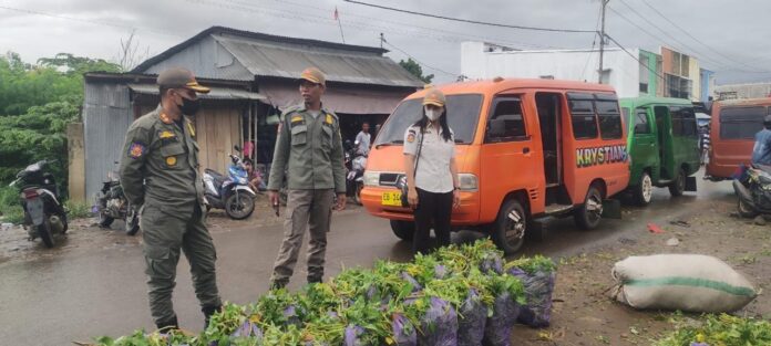 Anggota Sat Pol PP saat melakukan penertiban di Pasar Batu Cermin. (Foto : Sat Pol PP Mabar)