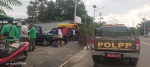 Sat Pol PP Mabar dan sejumlah pegadang buah di pinggiran jalan Labuan Bajo. (Foto : Sat Pol PP Mabar)