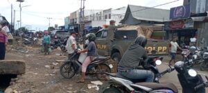 Anggota Sat Pol PP saat mengakut box ikan milik para pedagang. (Foto : Pol PP Mabar)