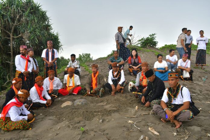 Kadis Parekrafbud Mabar, Stefan Jemsifori (palimng kanan) saat acara adat di Pantai Mberenang. (Foto : Gonsalez)