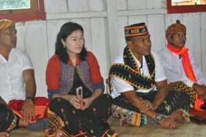 Kadis Parekrafbud Mabar, Stefan Jemsifori (kanan) bersama anggota DPRD Manggarai Barat, Yopi Widiyanti di rumah gendang Kuleng. (Foto : Gonsalez)