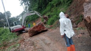 Alat berat yang sedang mengevakuasi batu yang melintang di jalan raya. (Foto : Dok. Dinas PU Mabar)