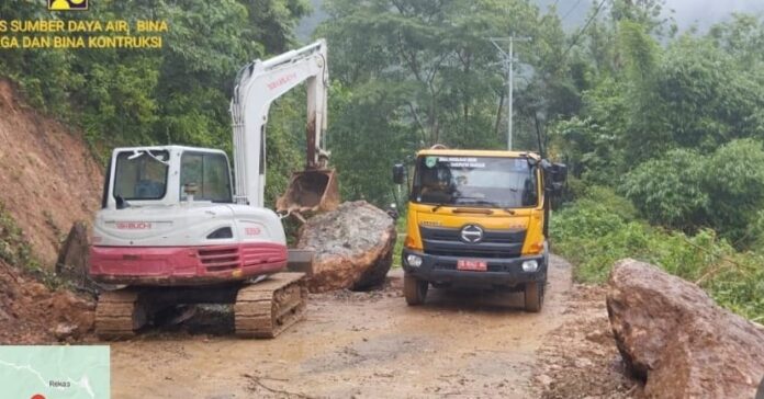 Alat berat dan kendaraan truck sedang mengevakuasi batu dari tengah badan jalan. (Foto : Dok. Dinas PU Mabar)