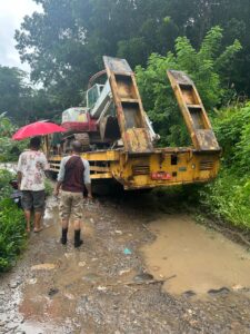 Alat berat yang diangkut menuju titik longsoran. (Foto : Dok. Dinas PU Mabar)