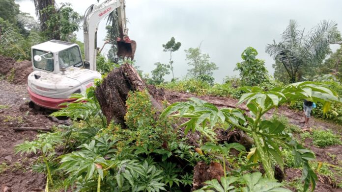 Evakuasi longsoran tanah dari ruas jalan Werang-Nunang-Naga. (Foto : Dok. Dinas PU Mabar)