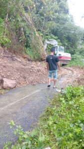 Alat berat yang sedang membersihkan material longsoran dari badan jalan di ruas jalan Werang-Nunang-Naga. (Foto : Dok. Dinas PU Mabar)