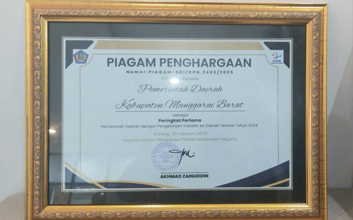 Piagam Penghargaan untuk Pemkab Manggarai Barat. (Foto : Ist.)