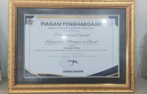 Piagam penghargaan dari KPPN RUteng untuk Manggarai Barat. (Foto : Ist.)