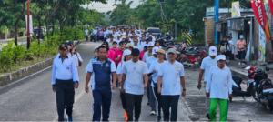 Sekda Mabar Fransiskus S. Sodo (kedua dari kanan) saat jalan sehat. (Foto : Bedi Jogo)