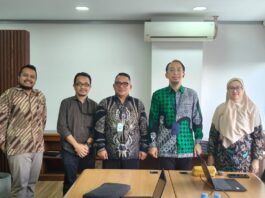 Kepala Dinas Kesehatan Manggarai Barat, Adrianus Ojo (tengah) saat foto bersama dengan Direktur Tata Kelola Pelayanan Kesehatan Primer. (Foto : Dokpri.)