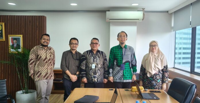 Kepala Dinas Kesehatan Manggarai Barat, Adrianus Ojo (tengah) saat foto bersama dengan Direktur Tata Kelola Pelayanan Kesehatan Primer. (Foto : Dokpri.)