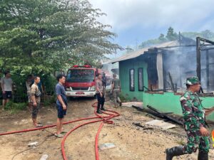 Satpol PP Mabar di lokasi kebakaran. (Foto : Dok. Satpol PP)