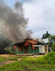 Rumah milik Taufik yang sedang terbakar. (Foto : Dok. SatPol PP)