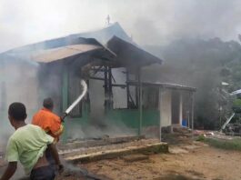 Petugas Pemadam dari Satpol PP (depan) sedang berusaha memadamkan api. (Foto : Dok Satpol PP)