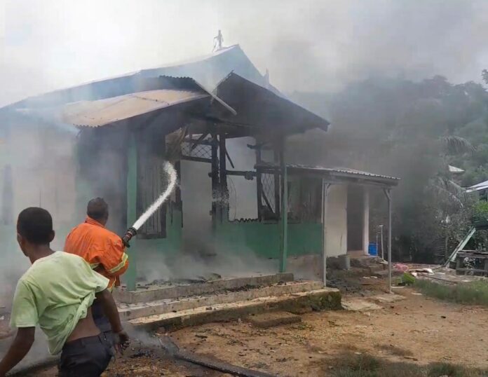 Petugas Pemadam dari Satpol PP (depan) sedang berusaha memadamkan api. (Foto : Dok Satpol PP)