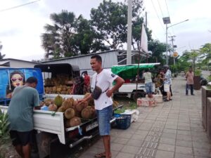 Para pedagamg Durian yang berjualan di halaman kantor Dinas Cipta Karya. (Foto : Dok Satpol PP)