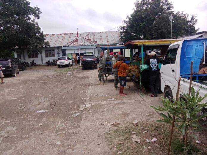 Halaman kantor Dinas Cipta Karya, yang dijaikan lokasi jualan sementara pedagang Durian. (Foto : Dok. Satpol PP)