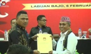 Bupati Edi (kanan) saat menerima Berita Acara Penetapan Hasil Pilkada dari Ketua KPDU Manggarai Barat. (Foto : Ferdy Jemaun)