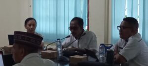 Asisten Pemerintahan dan Kesra, Hilarius Madin, saat membacakan sambutan Wakil Bupati Manggarai Barat. (Foto : Ferdy Jemaun)