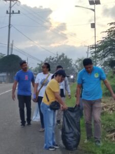 Sejumlah ASN sedang memungut sampah di Labuan Bajo. (Foto : Dok. Dinas PMPTSP)