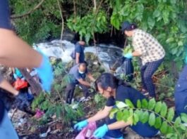 Kadis Nakertrans, dr. Ney Asmon bersama staf saat memungut sampah di Labuan Bajo. (Foto : Dok Disnakertrans)