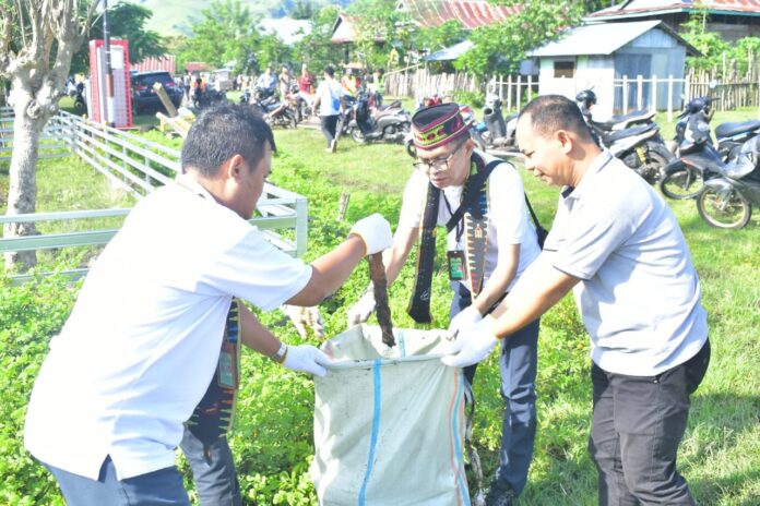 Kadis Lingkungan Hidup dan Pertanahan Kab. Manggarai Barat, Vinsen Gande (kanan) bersama Staf ahli Bidang Hubungan Internasional dan Diplomasi Lingkungan KLHK, Erik Teguh Primiantoro saat aksi bersih desa di Golo Mori. (Foto : Gonsalez)