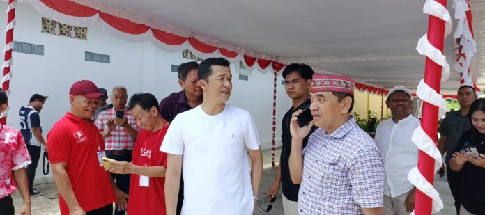 Sekretaris Daerah Manggarai Barat, Fransiskus Sales Sodo (kanan) saat mendampingi Wakil Menpora Taufik Hidayat di GOR Ibunda Labuan Bajo. (Foto : Che Pahun)