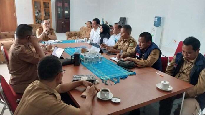 Sekda Fransiskus (ketiga dari kiri) saat melakukan konfirmasi kepada para pihak di ruang kerjanya. (Foto : Ferdy Jemaun)