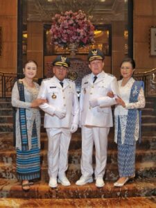 Pasangan Bupati dan Wakil Bupati Manggarai Barat terpilih, saat foto bersama sebelum menujua Istana Jakarta. (Foto : Tian Candra)