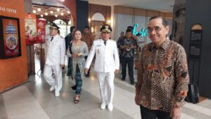 Pasangan Bupati dan Wakill Bupati Manggarai Barat bersama Sekda Fransiskus usai acara pelantikan di Jakarta. (Foto : Tian)