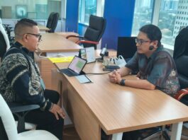 Kadis Adrianus saat berkonsultasi dengan Ketua Tim Kerja Sistem Informasi Kesehatan Nasional (SIKN), Pusat Data dan Teknologi Informasi, Ismail. (Foto : Dokpri)