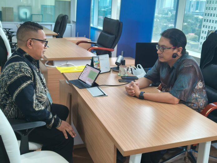 Kadis Adrianus saat berkonsultasi dengan Ketua Tim Kerja Sistem Informasi Kesehatan Nasional (SIKN), Pusat Data dan Teknologi Informasi, Ismail. (Foto : Dokpri)