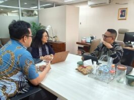 Kadis Adrianus Ojo saat melakukan konsultasi dan koordinasi dengan Direktur Fasilitas dan Mutu Pelayanan Kesehatan Primer, Dirjen Kesehatan Primer dan Komunitas, Kemenkes RI, drg. R. Vensya Sitohang. (Foto : Dokpri.)