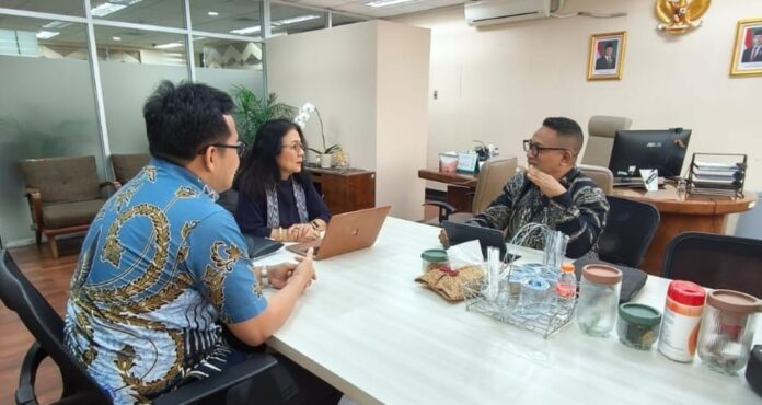 Kadis Adrianus Ojo saat melakukan konsultasi dan koordinasi dengan Direktur Fasilitas dan Mutu Pelayanan Kesehatan Primer, Dirjen Kesehatan Primer dan Komunitas, Kemenkes RI, drg. R. Vensya Sitohang. (Foto : Dokpri.)