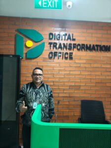 Kadis Kersehatan, Adrianus Ojo saat berada di ruang Digital Transformation Office Kemenkes RI. (Foto : Dokpri.)