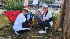 Ketua dan Wakil Ketua TP PKK Mabar saat penanaman pohon di depan kantor bupati.