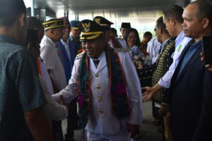 Bupati dan Wakil Bupati Mabar saat disambut oleh masyarakat di Labuan Bajo. (Foto : Gonsalez)