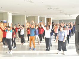 Bupati Edi (kedua dari kanan) saat senam sehat bersama staf RSUD Komodo. (Foto : Gonsalez)