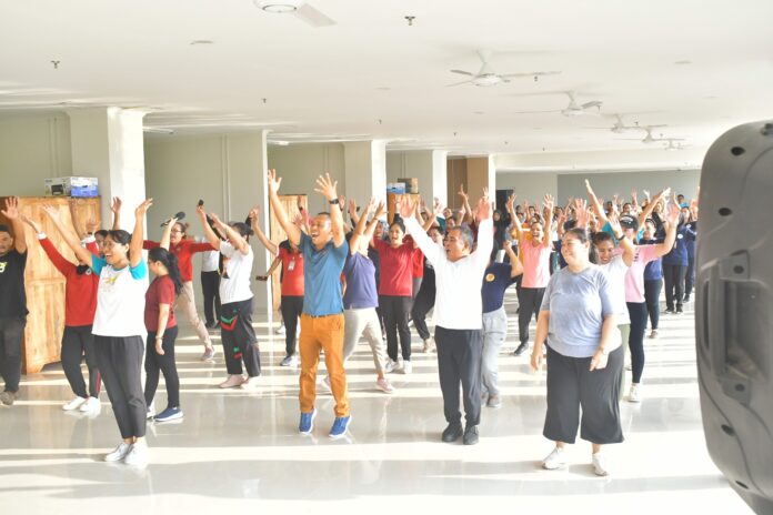 Bupati Edi (kedua dari kanan) saat senam sehat bersama staf RSUD Komodo. (Foto : Gonsalez)